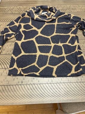 Dantelle Navy & Tan Giraffe-Pattern Cowl Neck Thin Sweater